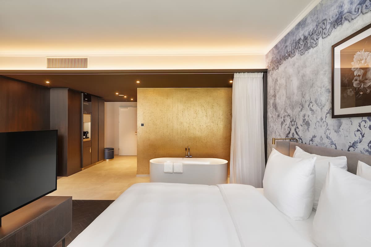 suite | 1 bedroom, hypo-allergenic bedding, free minibar, in-room safe