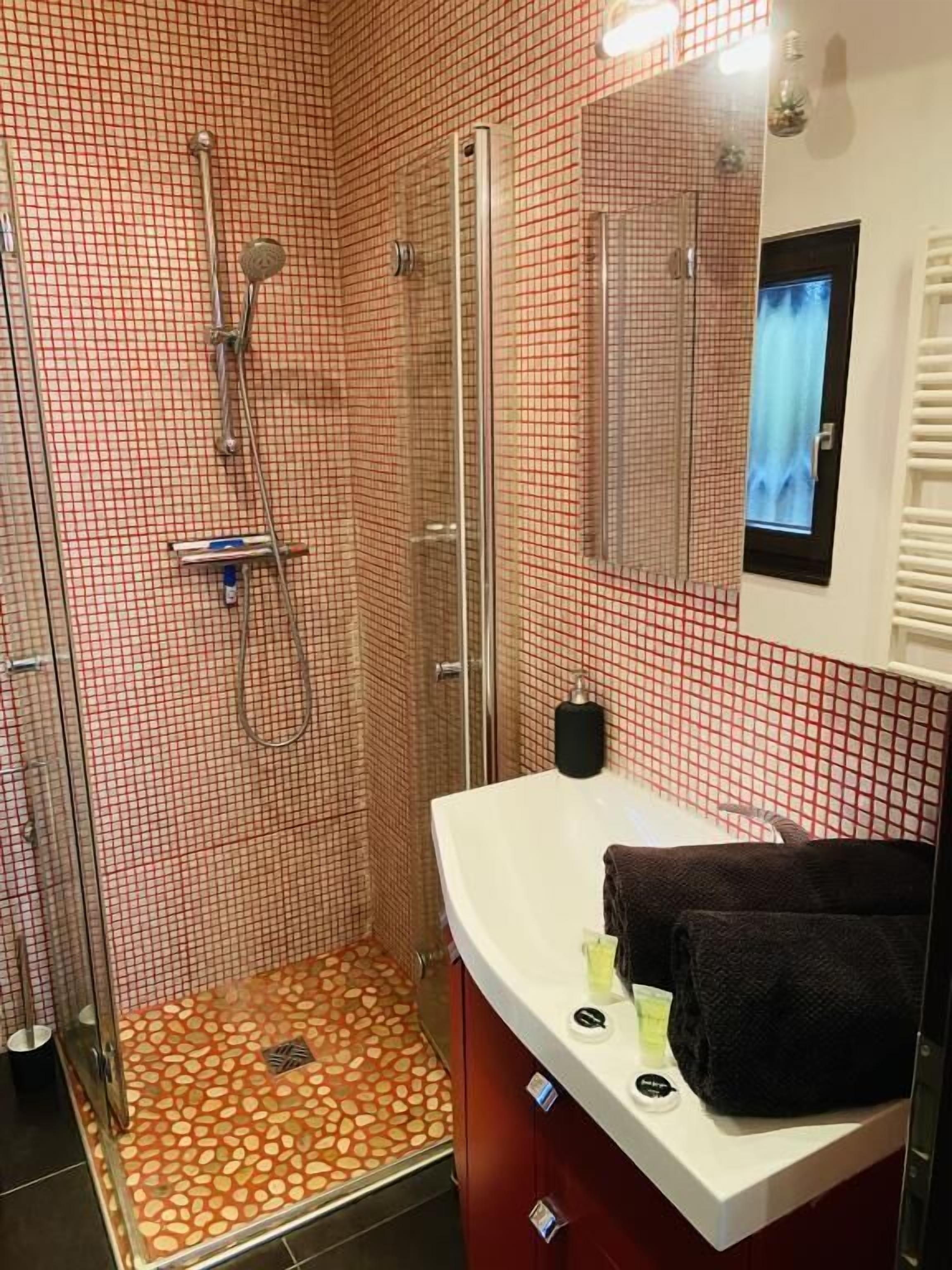 Shower, free toiletries