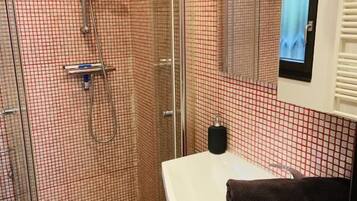 Shower, free toiletries