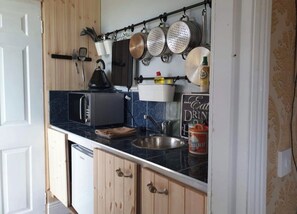 Apartment | Private kitchen | Fridge, microwave, stovetop, coffee/tea maker - Beautiful 1-bed Apartment in Kilkea (Athy)