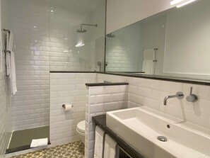 Habitación Friends and Family | Bathroom | Shower, hair dryer, towels