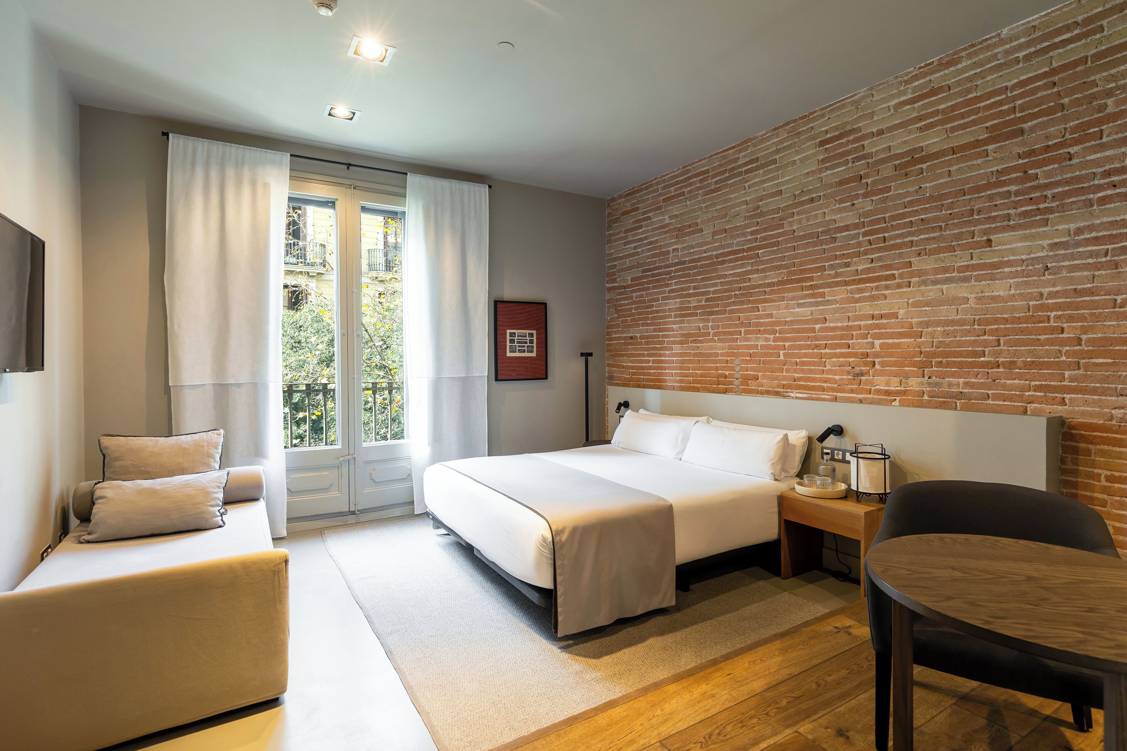 Deluxe Double Room (Pau Claris) | Desk, free WiFi