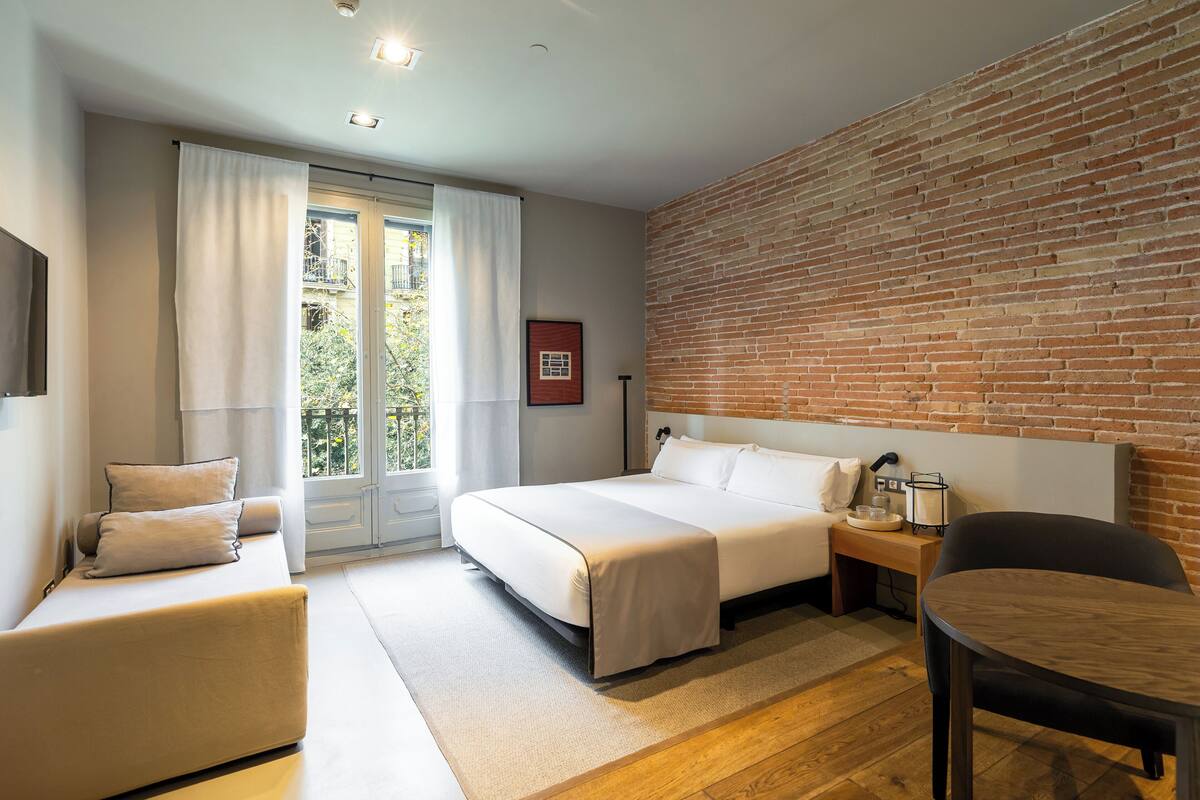 Habitación Deluxe doble (Pau Claris) | Escritorio y wifi gratis