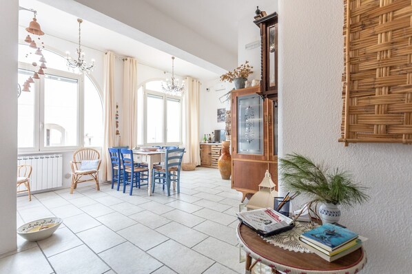 Ferienhaus, 2 Schlafzimmer | Wohnbereich | 21-Zoll-Flachbildfernseher mit Digitalempfang, Fernseher