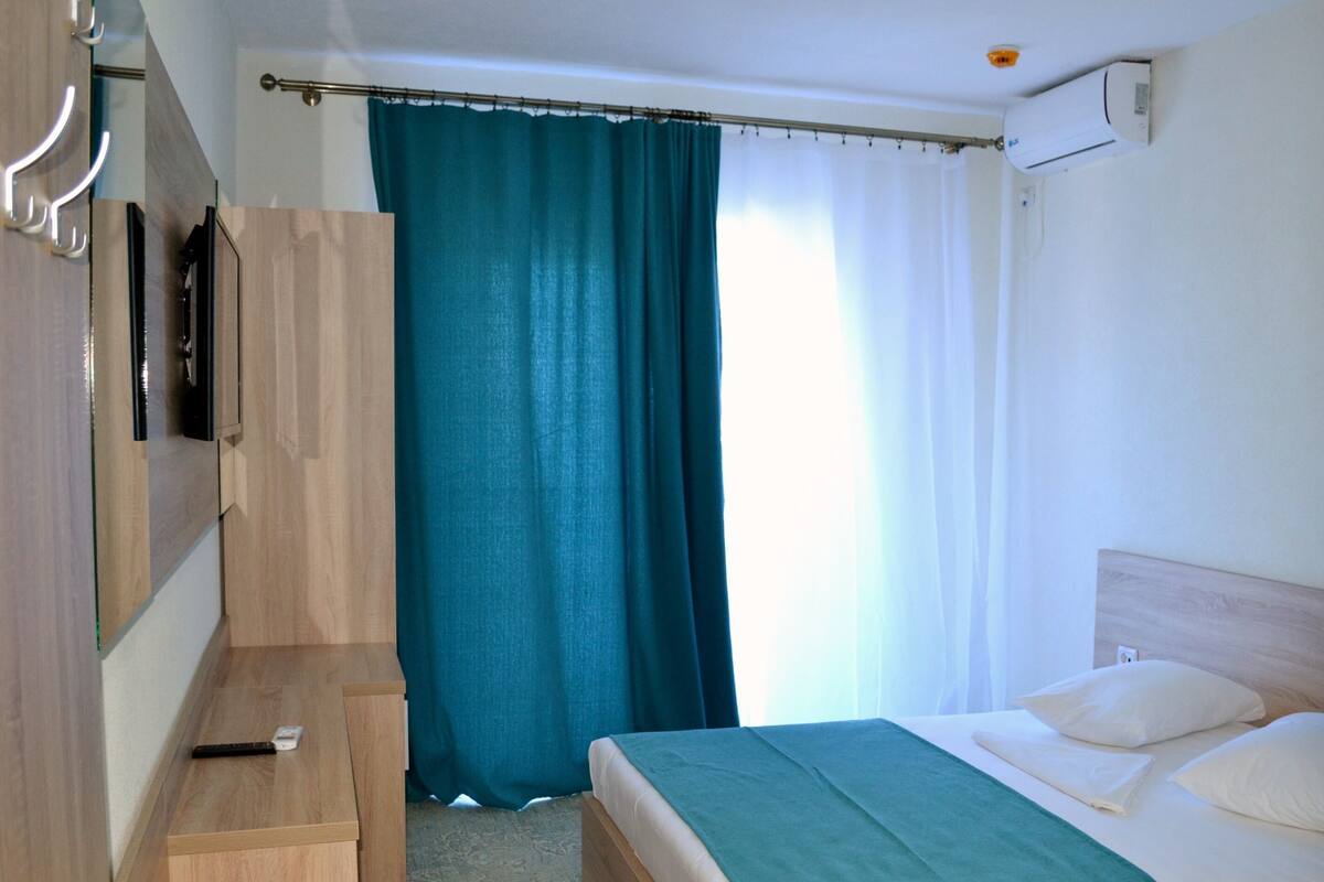 Basic Room | Minibar, desk, laptop workspace, WiFi (free)