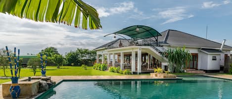 Una piscina al aire libre