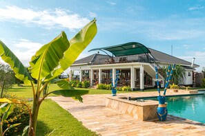 Front of property - Moyoni Airport Lodge (Arusha)