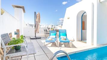 Una piscina al aire libre de temporada