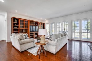 Smart-TV, Bücher, Arbeitsbereiche