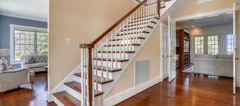 Short drive to Downtown Cambridge | Pool | Private Dock | Game Room | Stunning V