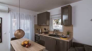 Lemari es, oven, mesin pencuci piring, dan mesin pembuat kopi/teh