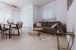 Apartment | Living area | Flat-screen TV - Apartments PiiP-ni-More (Vodice)