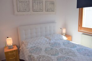 4 bedrooms, free WiFi - 386-Beautiful house with pool (Empuriabrava)