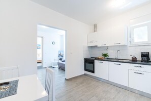 Kylskåp, mikrovågsugn, diskmaskin och kaffe- och tebryggare