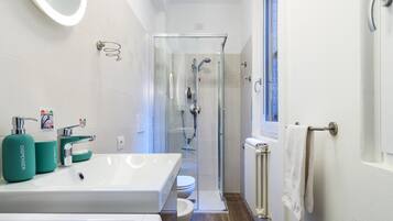Combinazione doccia/vasca, asciugacapelli, bidet, asciugamani