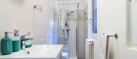 Combined shower/bathtub, hair dryer, bidet, towels