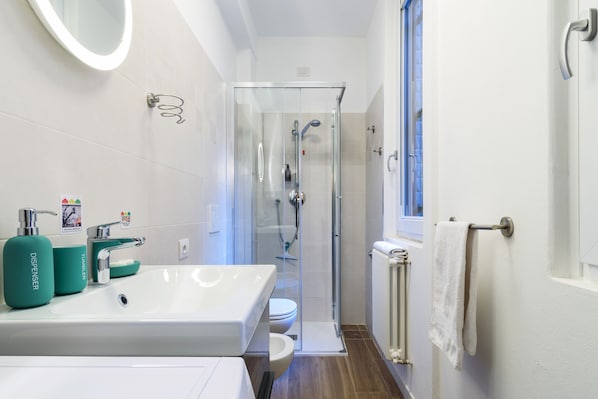 Duschwanne, Haartrockner, Bidet, Handtücher
