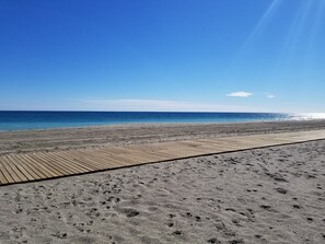 Plage, chaises longues