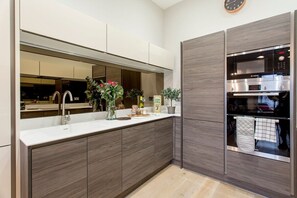 Apartment, 3 Bedrooms, Fireplace, Garden View | Private kitchen | Fridge - Glencairn Apartment at The West End (Edinburgh)