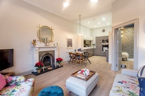 Apartment, 3 Bedrooms, Fireplace, Garden View | Living area