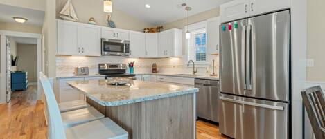 Kylskåp, mikrovågsugn, ugn och spishäll