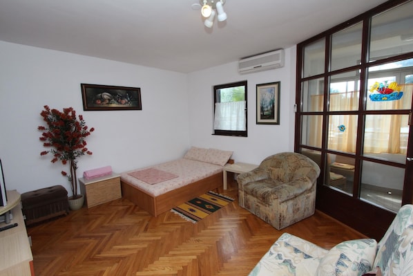 Departamento, 1 habitación, balcón | Área de sala de estar