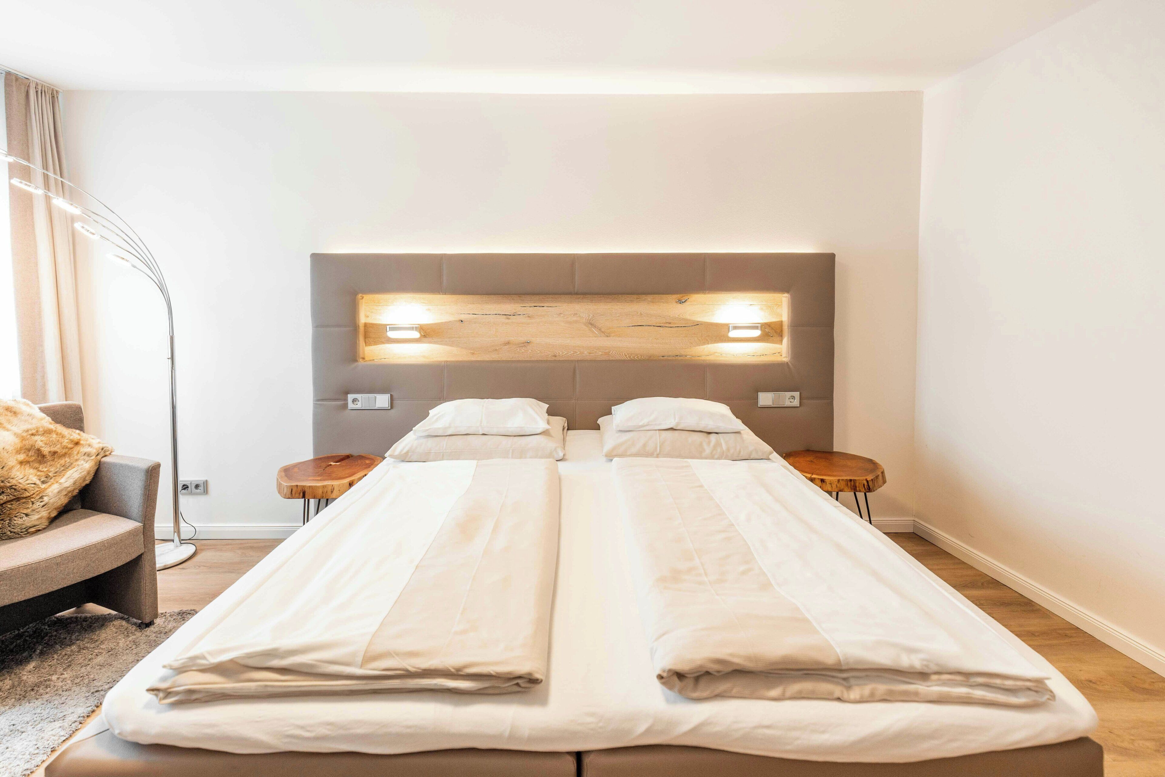 Ropa de cama hipoalergénica y caja de seguridad en la habitación 