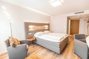 Hypo-allergenic bedding available, in-room safe, soundproofing - Das Walchsee Resort (Walchsee)