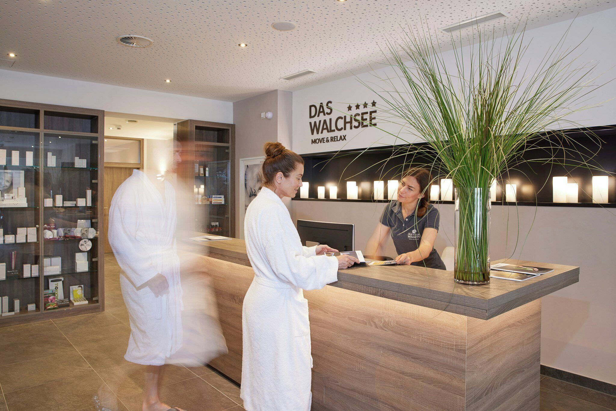 Un'area receptionale con un cartello che riporta la scritta 'DAS WALCHSEE MOVE & RELAX'.