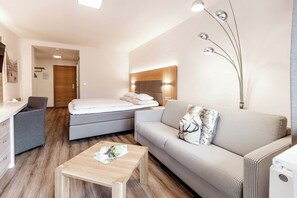 Ropa de cama hipoalergénica y caja de seguridad en la habitación 