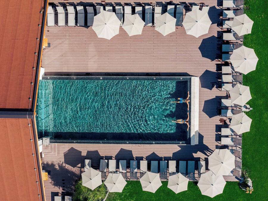 Inomhuspool, utomhuspool, parasoller och solstolar