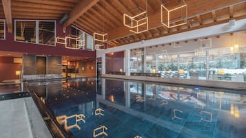 Inomhuspool, utomhuspool, parasoller och solstolar