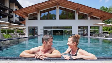 Piscine couverte, piscine extérieure, parasols de plage, chaises longues