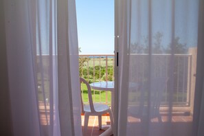 Desk, blackout drapes, soundproofing, free WiFi - Arenas de Son Bou (Alayor)
