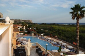 Hồ bơi ngoài trời, mở cửa từ 10:00 đến 18:00, dù/ô trên bãi biển/hồ bơi 