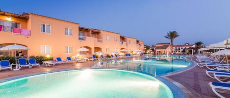Una piscina al aire libre (de 10:00 a 18:00), sombrillas, tumbonas