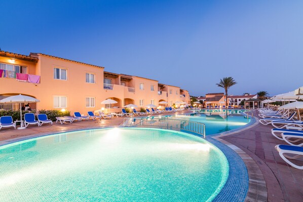 Hồ bơi ngoài trời, mở cửa từ 10:00 đến 18:00, dù/ô trên bãi biển/hồ bơi 