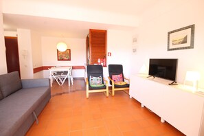 Apartamento | Zona de estar | Televisión LCD de 32 pulgadas con canales por cable, una televisión