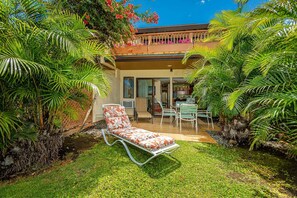 Outdoor dining - Maui Kamaole #I-114 Renovated and Upgraded, Full A/C, Across from the beach (Kihei)