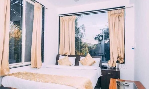 Desk, blackout curtains, soundproofing, free WiFi