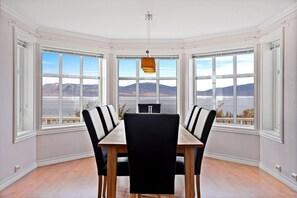 Villa | Privékeuken | Een koelkast, een microgolfoven, een oven, een vaatwasser