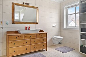 Bañera y ducha independientes, bañera profunda, toallas