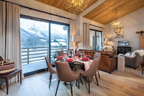 Dining table seats up to 8 - La Cordee 124 Ap - Lakefront - Chamonix All Year (Chamonix-Mont-Blanc)