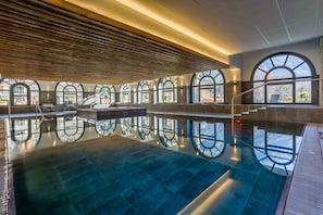 Heated indoor pool with cushions and seating - La Cordee 124 Ap - Lakefront - Chamonix All Year (Chamonix-Mont-Blanc)
