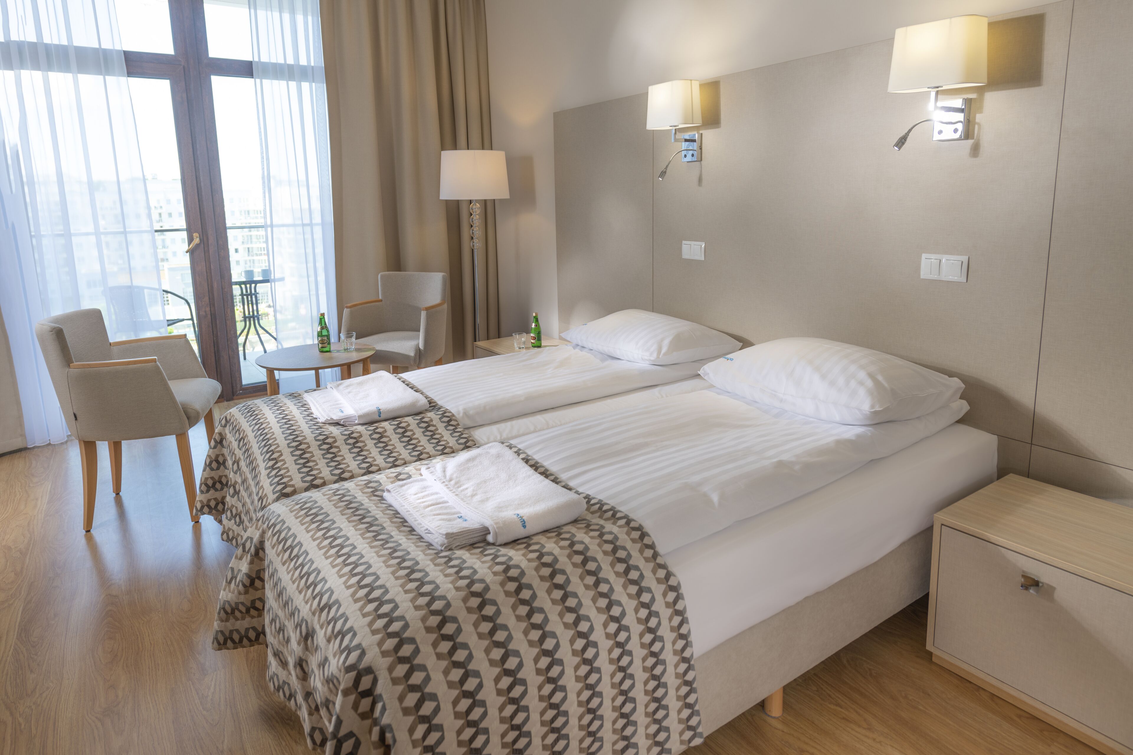 Een bureau, verduisterende gordijnen, gratis wifi, beddengoed