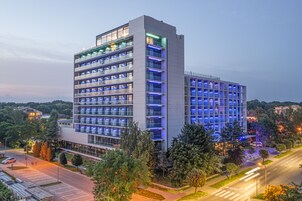 Fachada de la propiedad por la tarde o noche