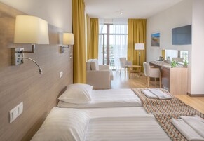 Escritorio, cortinas blackout, wifi gratis y ropa de cama 