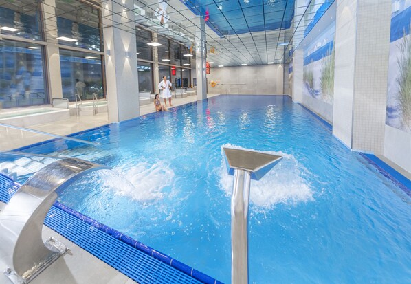 Piscine couverte, maîtres-nageurs sur place