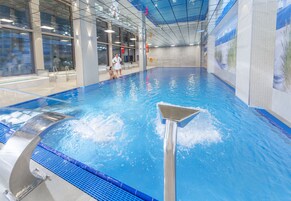 Una piscina techada, guardavidas en la propiedad