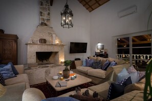 Smart TV, fireplace, books - Exclusive and private Villa, seaside in Vinisce, 30 min from Split airport (Vinišće)